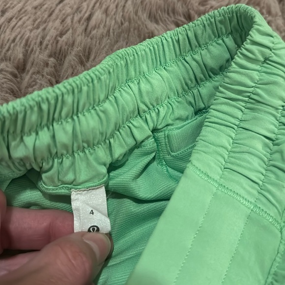 Lululemon Athletica Hotty Hot Low-Rise 4” Lined Shorts 4 inch Scream Green sz 4 - Picture 3 of 16
